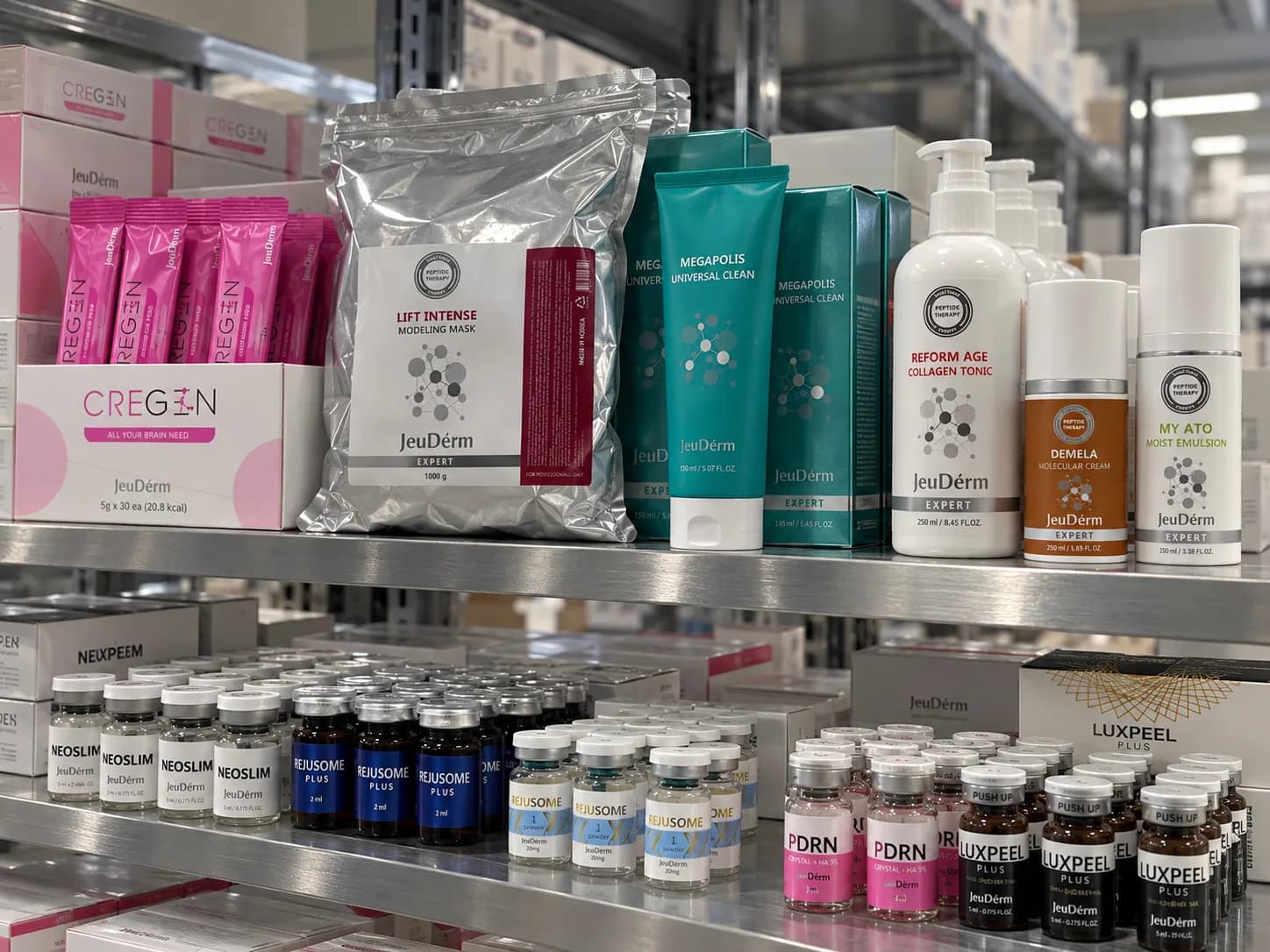 JeuDérm-Produkte im Lagerregal, von Cregen und Megapolis Universal Clean bis zu den Ampullen von Rejusome, PDRN und LuxPeel Plus